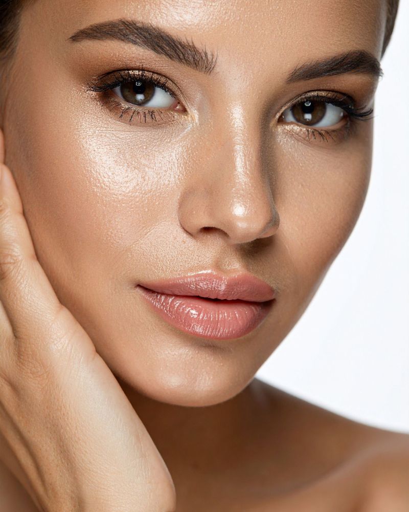 Piękna kobieta podczas zabiegu na twarz- Dębówka Clinic Lublin - odmładzanie